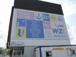 Werbung von Wizzair an einem Stundenhotel